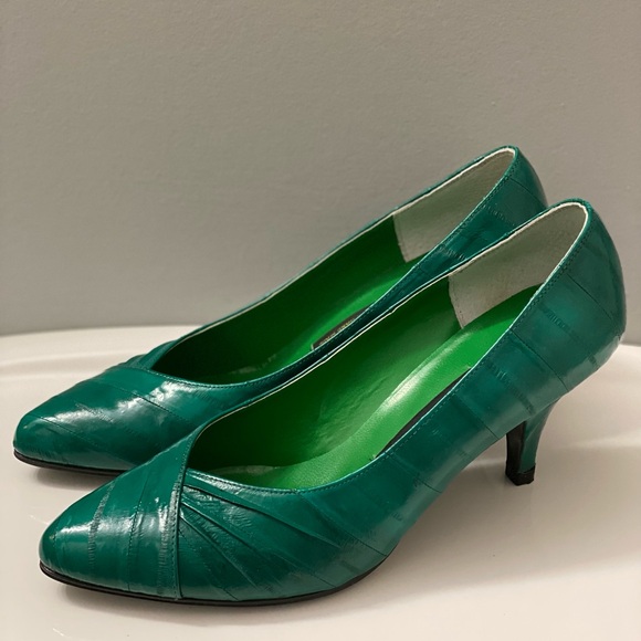 Elegant Emerald Green Women's Heels - Picture 1 of 11